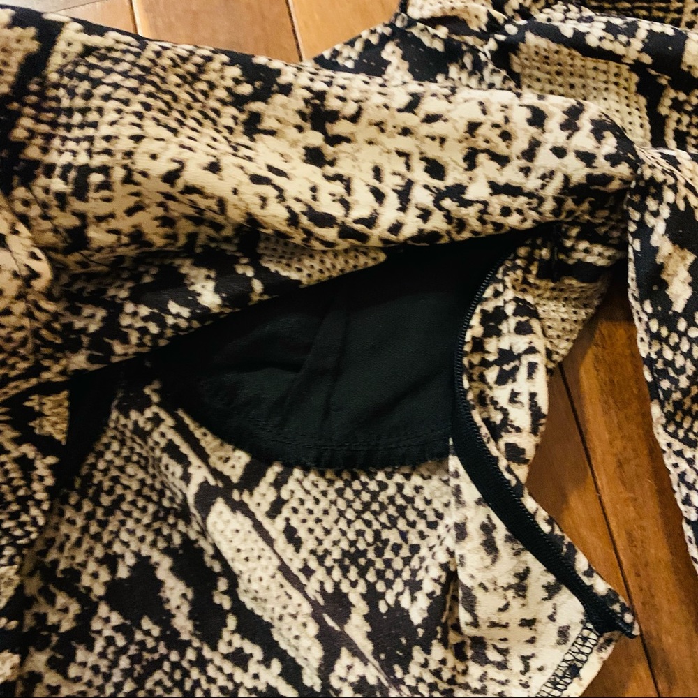 ⭐️ PRETTYLITTLETHING Nude Woven Cup Detail Long Sleeve Crop Top Python Print - Picture 8 of 10